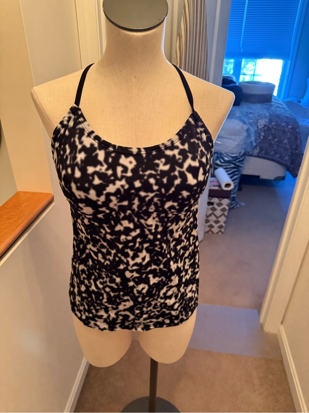 Nike Womenโs Swim Camisole in Black and White Abstract Print